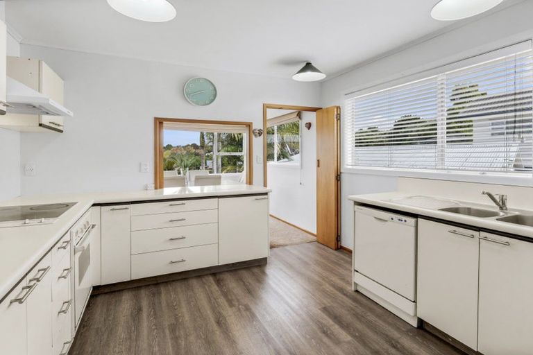 Photo of property in 2/3 Pohutukawa Avenue, Shelly Park, Auckland, 2014