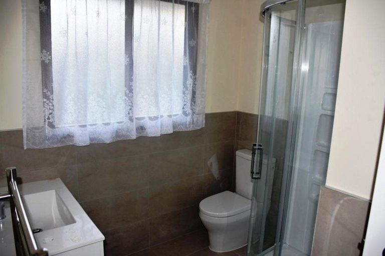 Photo of property in 2b Grenadine Place, Unsworth Heights, Auckland, 0632