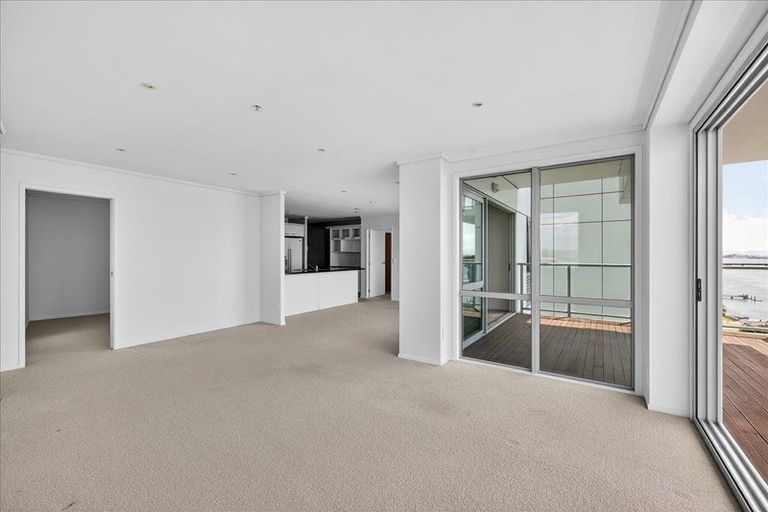 Photo of property in 72 Devonport Road, Tauranga, 3110