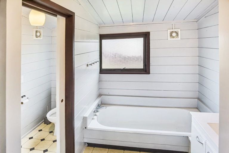 Photo of property in 8 Metric Place, Te Atatu South, Auckland, 0610