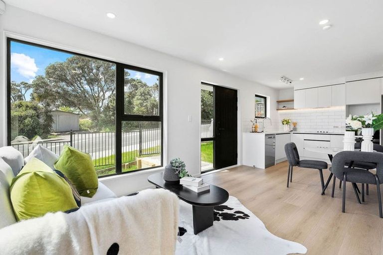 Photo of property in 2/1090 Beach Road, Torbay, Auckland, 0630