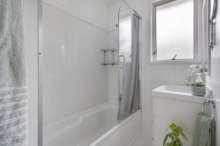 Photo of property in 62 Hellyers Street, Birkdale, Auckland, 0626