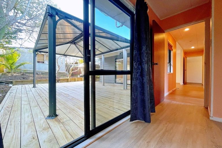 Photo of property in 1/294 West Coast Road, Glen Eden, Auckland, 0602