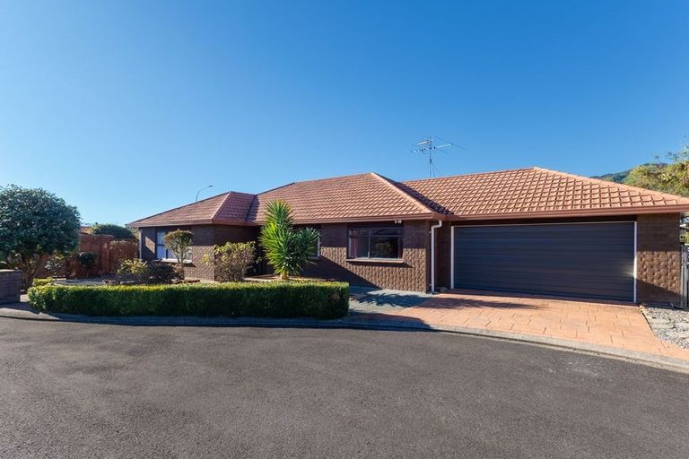 Photo of property in 1 Inverell Place, Waikanae, 5036