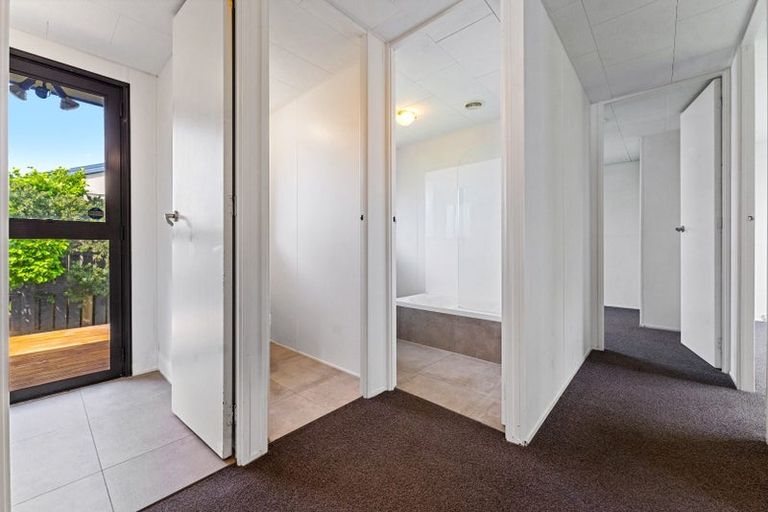 Photo of property in 28 Devonshire Road, Unsworth Heights, Auckland, 0632