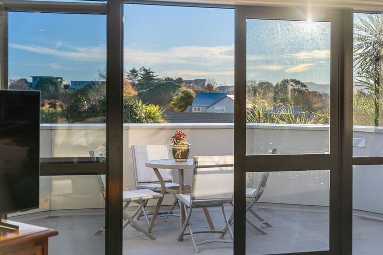 Photo of property in 14 Nugget Grove, Raumati Beach, Paraparaumu, 5032