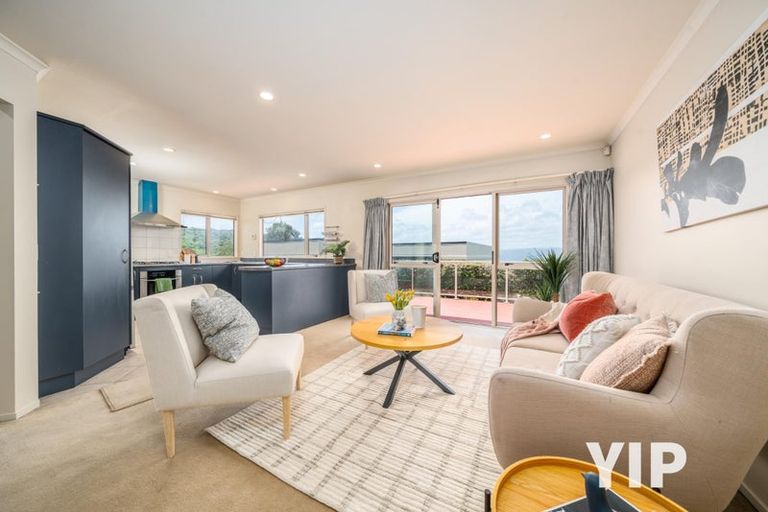 Photo of property in 45 Tamworth Crescent, Newlands, Wellington, 6037