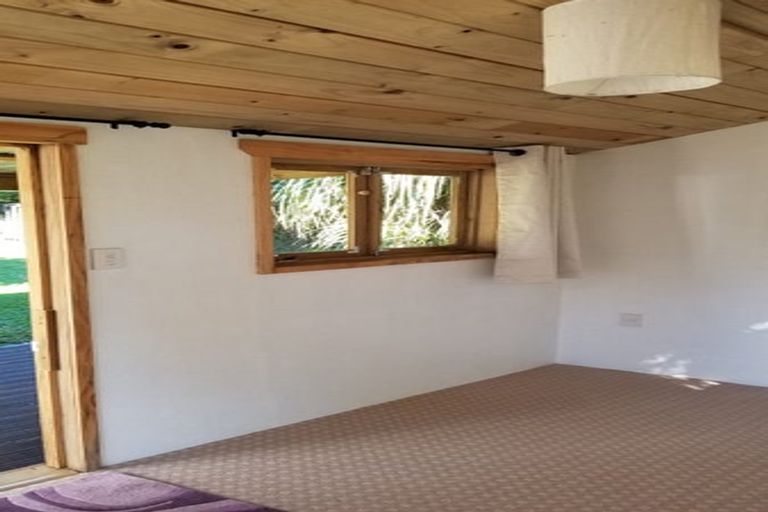 Photo of property in 48 Turanga Road, Henderson Valley, Auckland, 0612