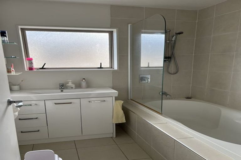 Photo of property in 13 Merlot Way, Te Atatu South, Auckland, 0610