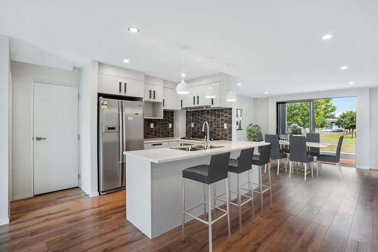 Photo of property in 17 Phar Lap Crescent, Takanini, 2112