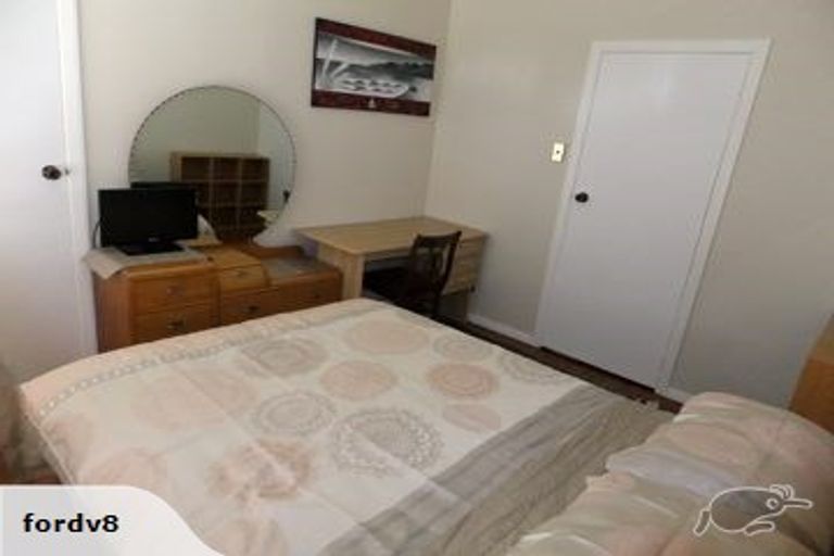 Photo of property in 39 Exeter Crescent, Takaro, Palmerston North, 4412