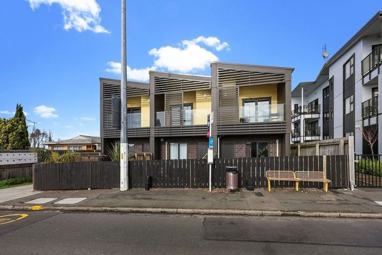 Photo of property in 2/3226 Great North Road, New Lynn, Auckland, 0600