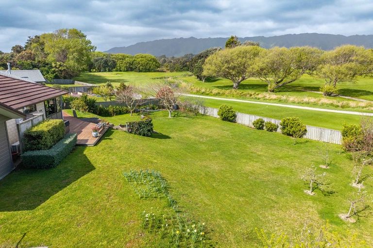 Photo of property in 38 Titoki Road, Waikanae Beach, Waikanae, 5036