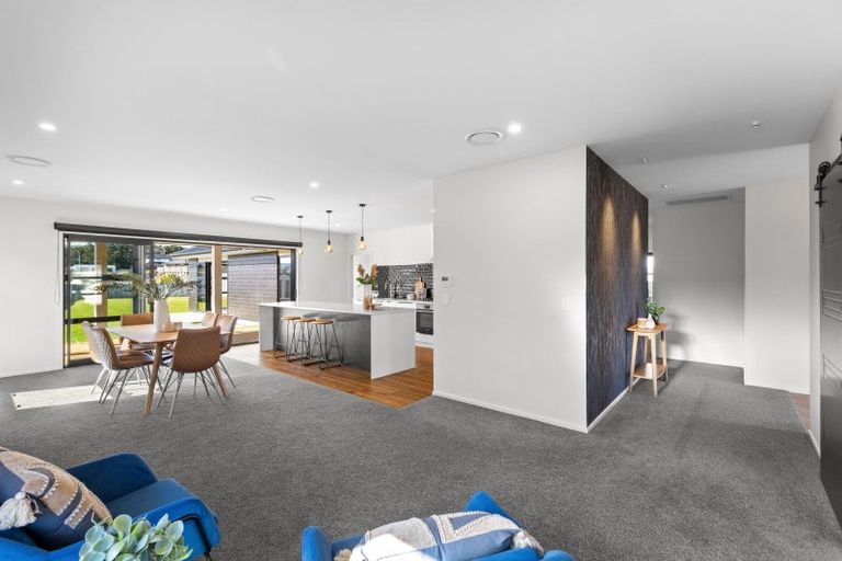 Photo of property in 42 Sardinia Grove, Fitzherbert, Palmerston North, 4410