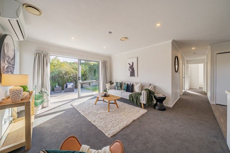 Photo of property in 92 Sunstone Crescent, Timberlea, Upper Hutt, 5018