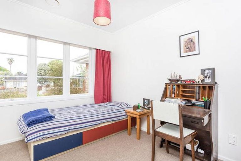 Photo of property in 18 Kervil Avenue, Te Atatu Peninsula, Auckland, 0610