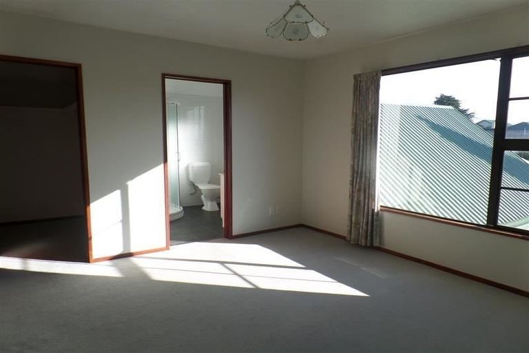 Photo of property in 5 Broadfell Avenue, Avonhead, Christchurch, 8042