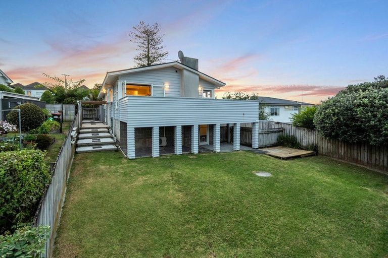 Photo of property in 11 Woodside Avenue, Northcote, Auckland, 0627
