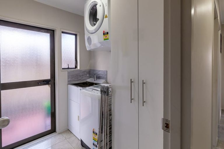 Photo of property in 13 Martin Place, Kelston, Auckland, 0602