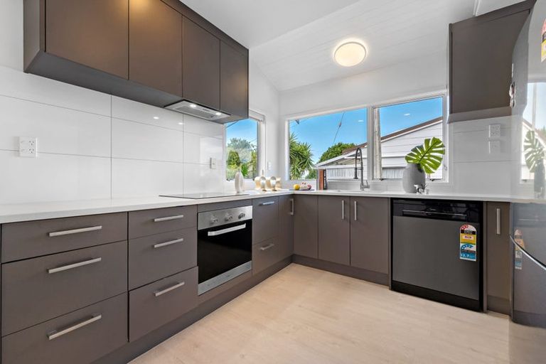 Photo of property in 2/41 Raleigh Road, Northcote, Auckland, 0627