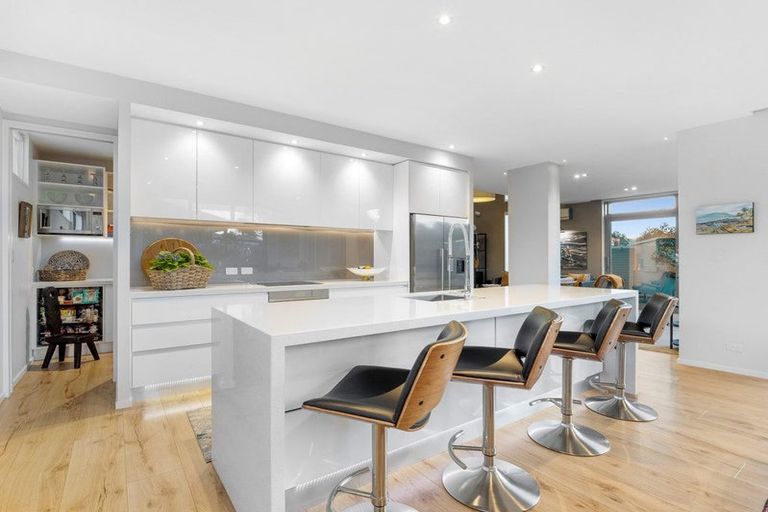 Photo of property in 10 Garreg Road, Fendalton, Christchurch, 8052