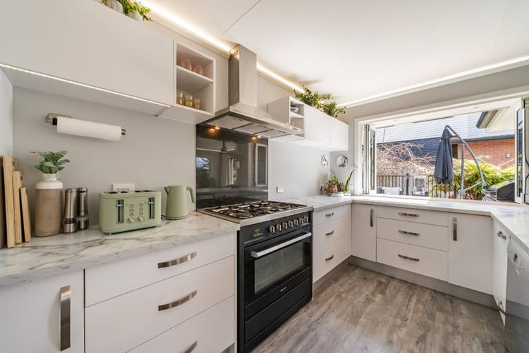 Photo of property in 32 King Charles Drive, Kingsley Heights, Upper Hutt, 5018