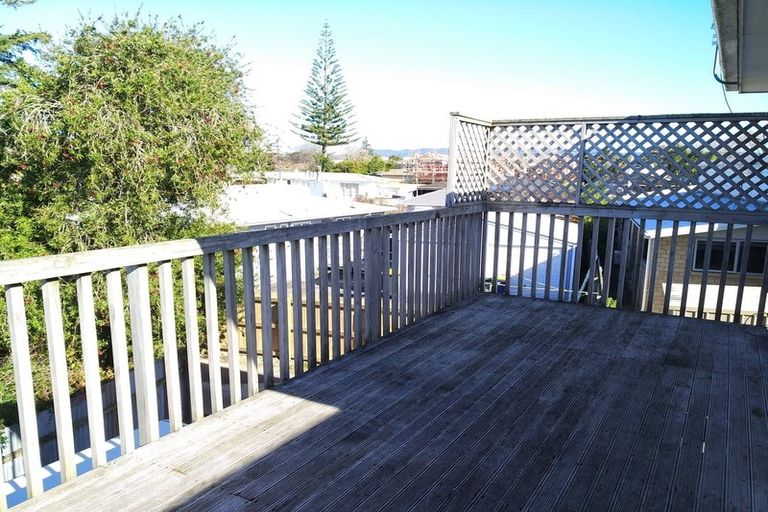 Photo of property in 20a Roberts Road, Te Atatu South, Auckland, 0610