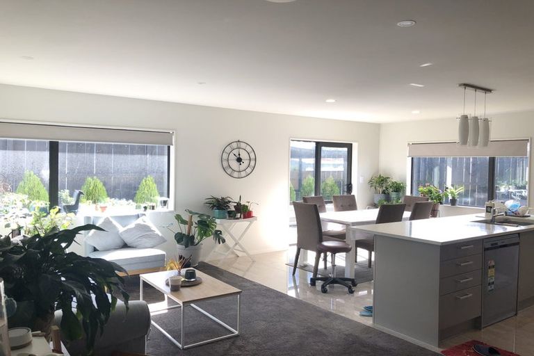 Photo of property in 8a Blythe Place, Glendene, Auckland, 0602