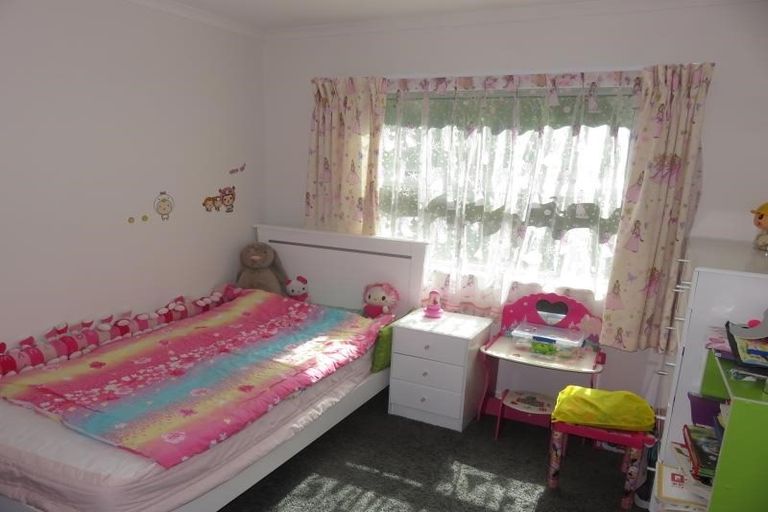 Photo of property in 17 Cresswell Place, Johnsonville, Wellington, 6037