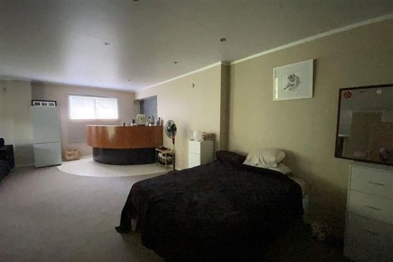 Photo of property in 10 Lowtherhurst Road, Massey, Auckland, 0614