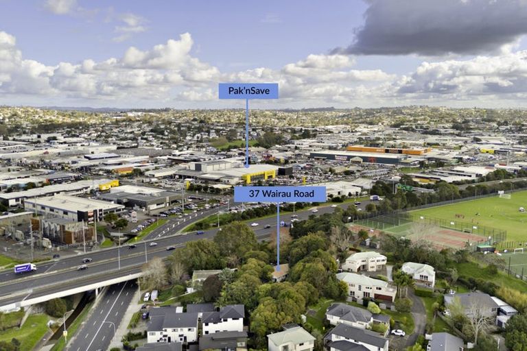 Photo of property in 37 Wairau Road, Forrest Hill, Auckland, 0627
