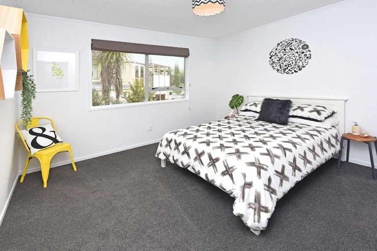 Photo of property in 16 Temuri Place, Glendene, Auckland, 0602