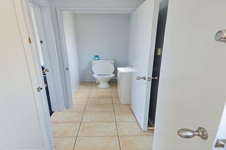 Photo of property in 1/35 Highgrove Lane, Totara Vale, Auckland, 0632