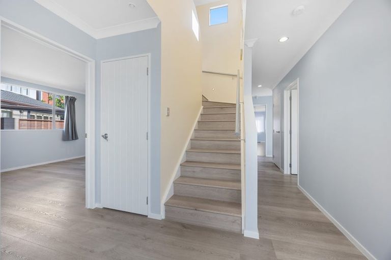 Photo of property in 10 Lupetti Rise, West Harbour, Auckland, 0618