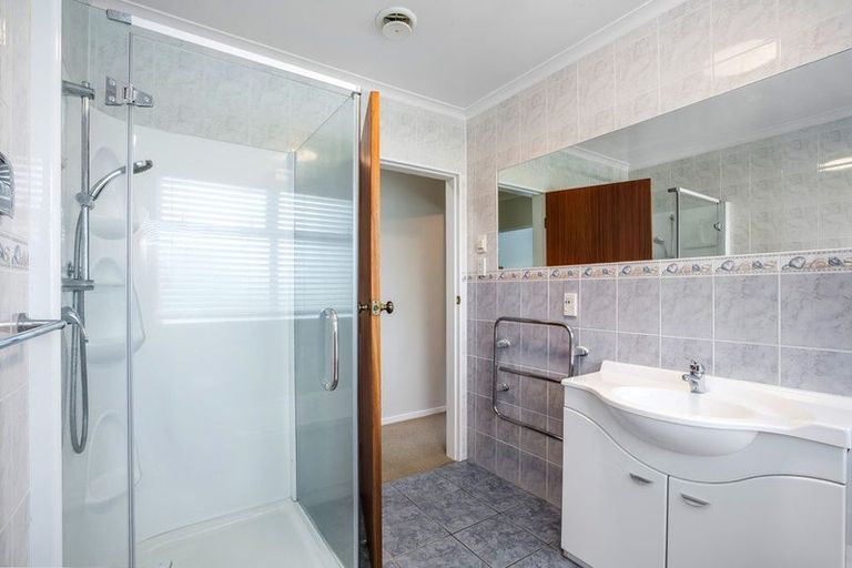 Photo of property in 129 Kahu Road, Paremata, Porirua, 5024