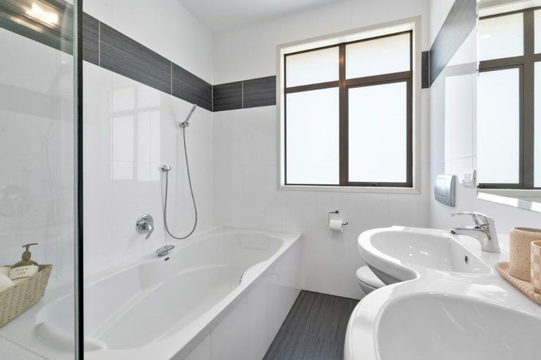 Photo of property in 64 Balboa Drive, Matakatia, Whangaparaoa, 0930