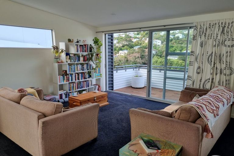 Photo of property in 45 Tiketike Way, Brooklyn, Wellington, 6021