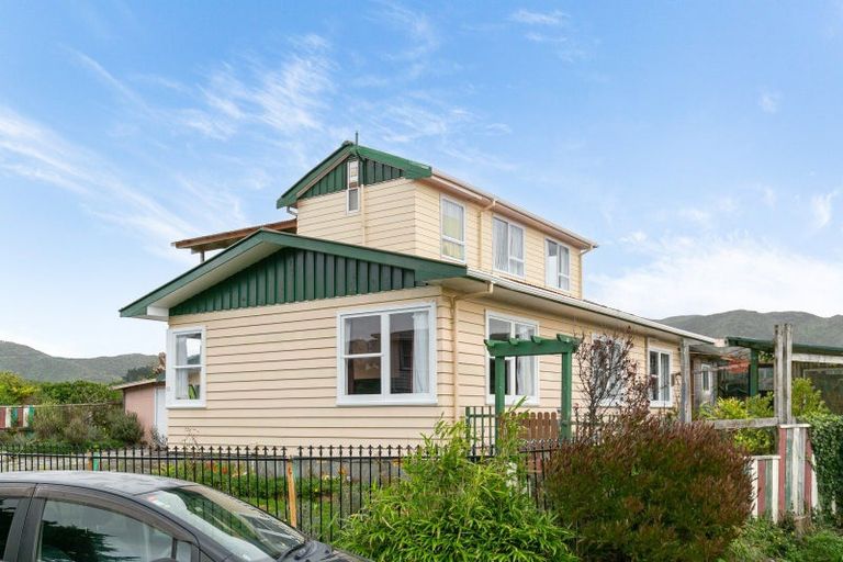 Photo of property in 12 Camrose Grove, Kingston, Wellington, 6021