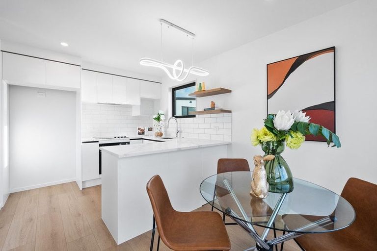 Photo of property in 5/1090 Beach Road, Torbay, Auckland, 0630
