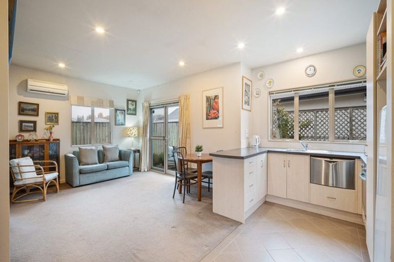 Photo of property in 4/15 Derrett Place, Saint Martins, Christchurch, 8022