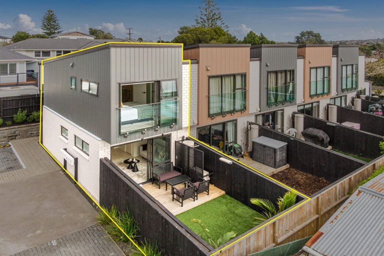 Photo of property in 4 Mana Place, Te Atatu Peninsula, Auckland, 0610