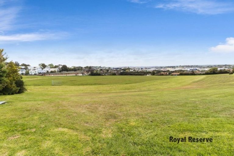 Photo of property in 19 Merv Clarke Lane, Massey, Auckland, 0614