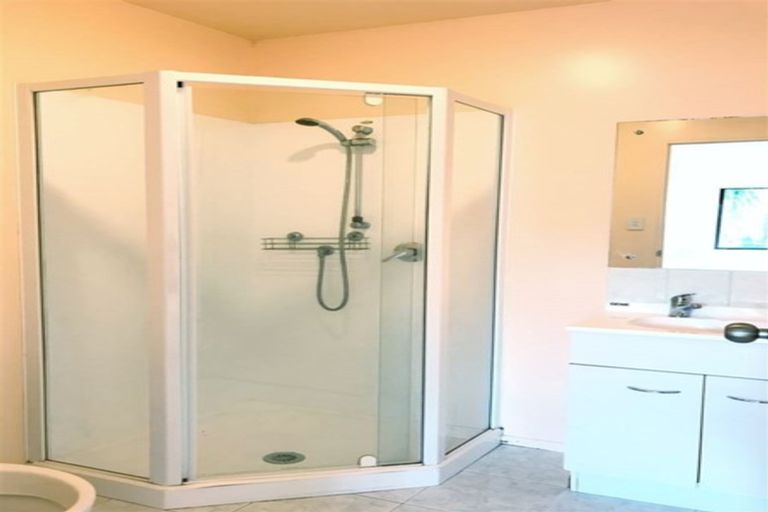 Photo of property in 11 Claywest Place, Glen Eden, Auckland, 0602