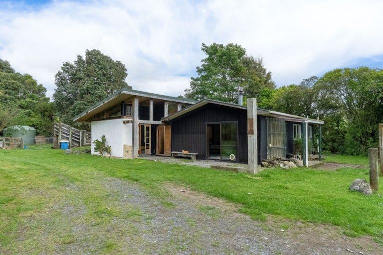 Photo of property in 302 North Manakau Road, Manakau, Levin, 5573