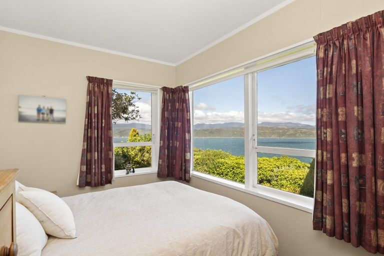 Photo of property in 70 Nevay Road, Karaka Bays, Wellington, 6022