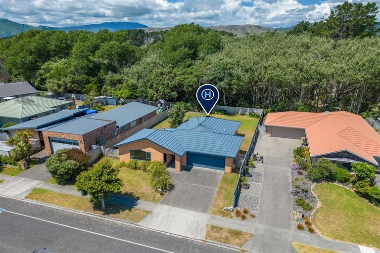 Photo of property in 104 Weggery Drive, Waikanae Beach, Waikanae, 5036