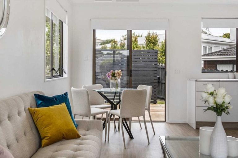 Photo of property in 1/1 Meadowvale Avenue, Forrest Hill, Auckland, 0620