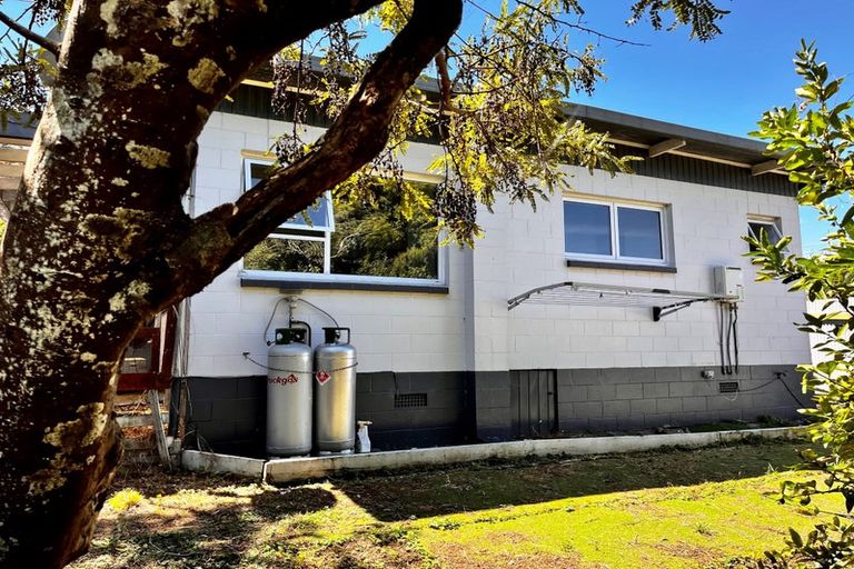 Photo of property in 4/304 Great North Road, Henderson, Auckland, 0612