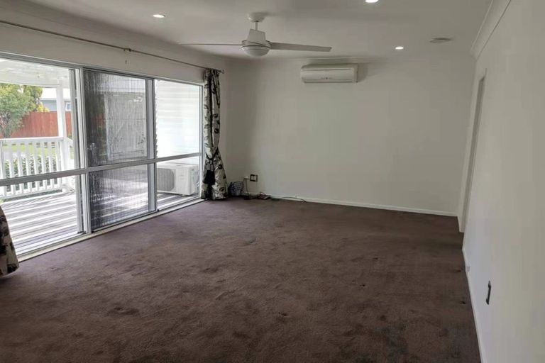 Photo of property in 27 Clinton Avenue, Te Atatu Peninsula, Auckland, 0610