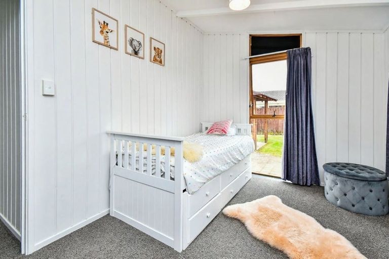 Photo of property in 8 Booker Place, Weymouth, Auckland, 2103